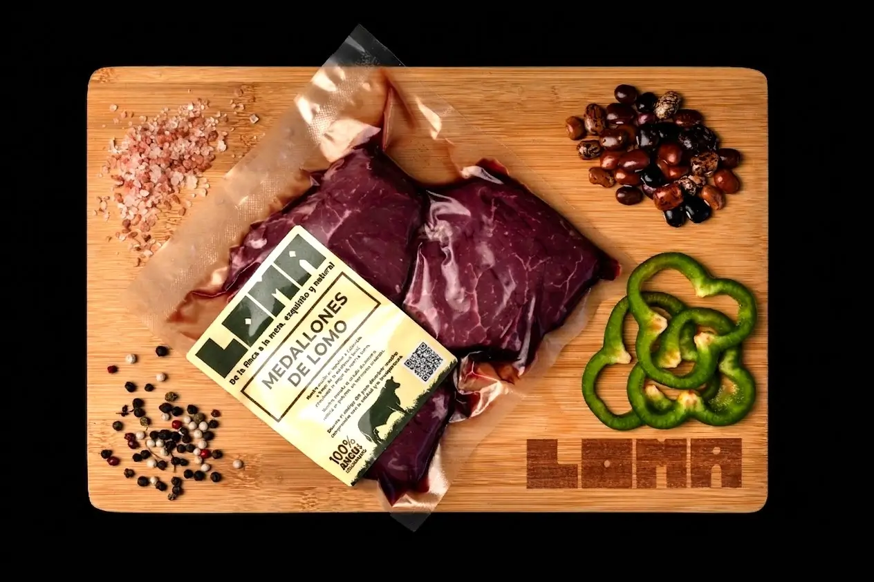 Medallones de lomo de Angus colombiano LOMA empacados al vacío sobre tabla de madera con especias